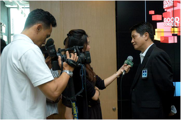 คุณวิบูล จันทรดิลกรัตน์ ให้สัมภาษณ์นักข่าว เกี่ยวกับงานรับสร้างบ้าน 2011 คุณวิบูล จันทรดิลกรัตน์ ให้สัมภาษณ์นักข่าว เกี่ยวกับงานรับสร้างบ้าน 2011