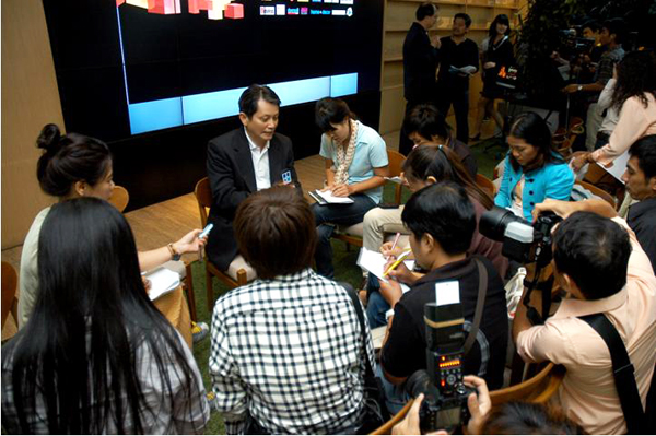 คุณวิบูล จันทรดิลกรัตน์ แถลงข่าวงานรับสร้างบ้าน 2011 คุณวิบูล จันทรดิลกรัตน์ แถลงข่าวงานรับสร้างบ้าน 2011